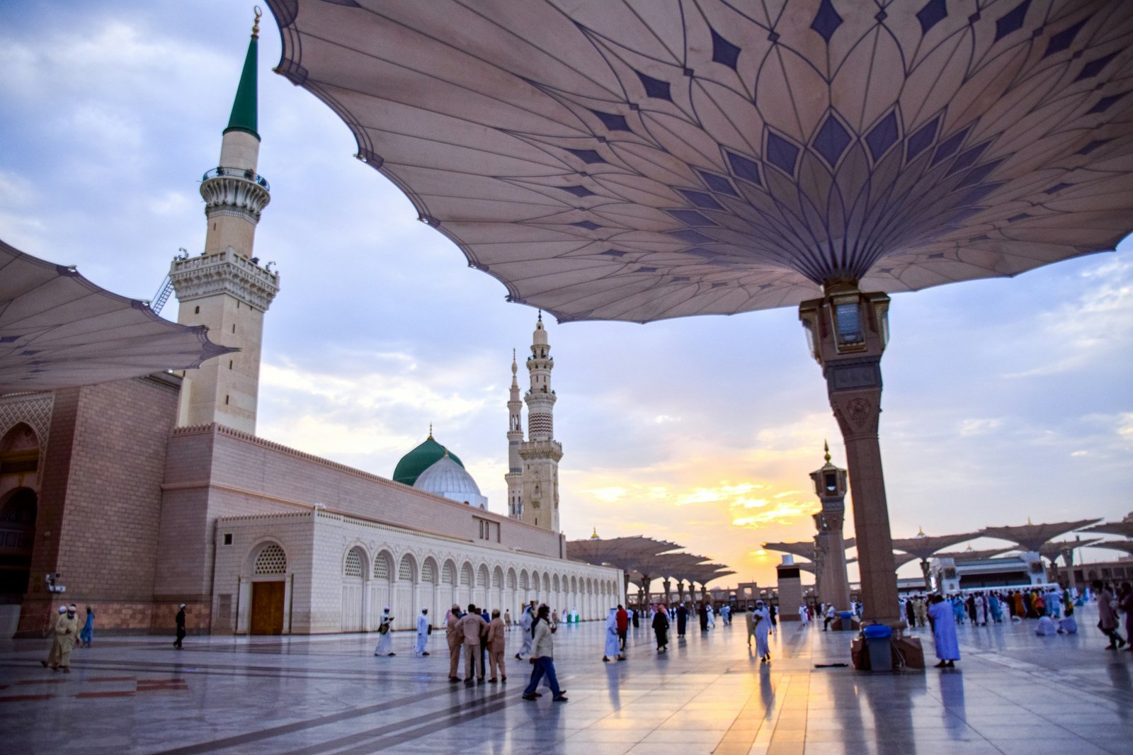 Het plein en de parasols van Masjid An-Nabawi bij zonsondergang